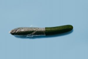 Kondom richtig überziehen, Kondom, Penis, Gummi, Charles Deluvio on Unsplash